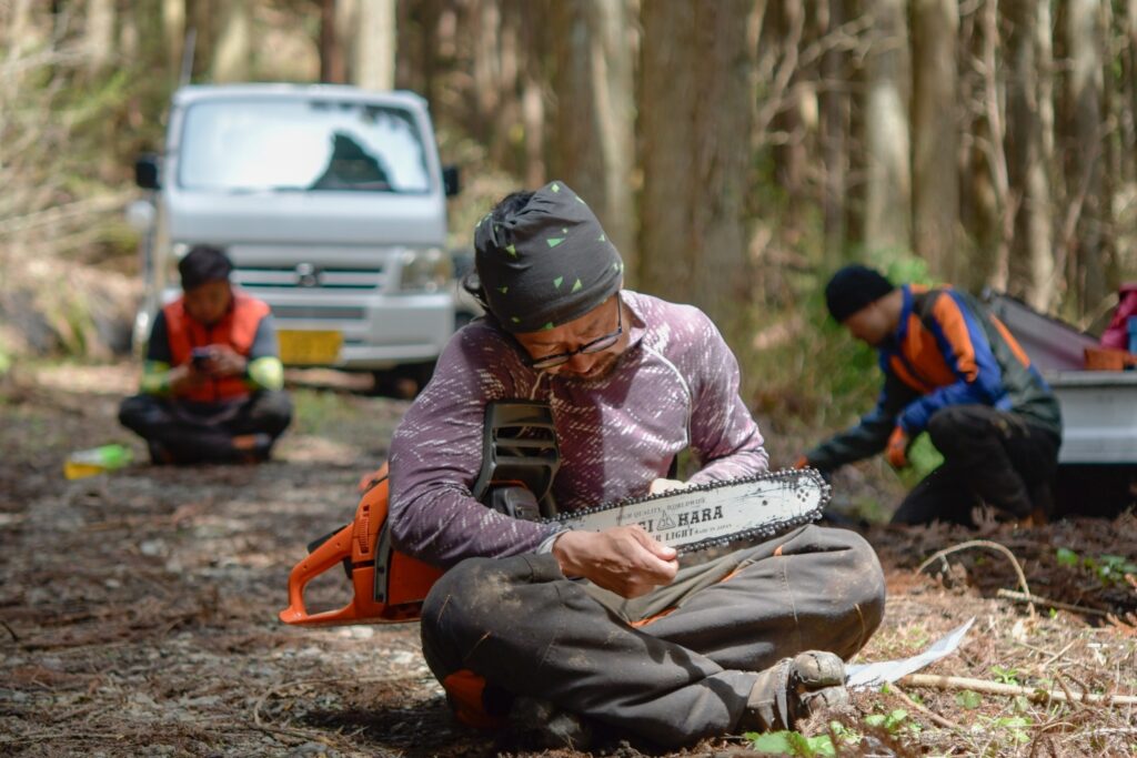 安全で、美しい環境を次の世代へつなぐ。その使命感を胸に、日々チェーンソーを握っています。