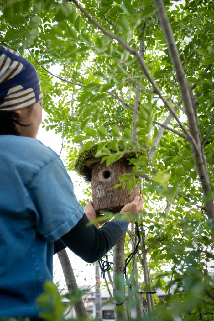 庭に設置して鳥のすみかを作ることによって害虫を食べてくれることで 農薬散布の軽減 にもつながります。