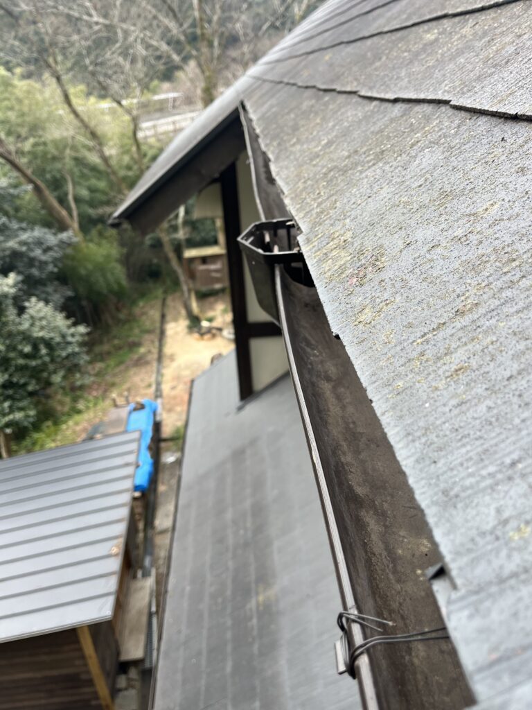 クライミングロープのメインアンカーが屋根より高いタイミングで屋根にアクセスして清掃させて頂きました。