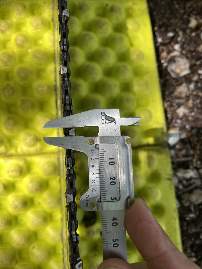 カッターをノギスで1つづつサイズを測りずべてのカッターが同じ大きさで仕事をしているか
